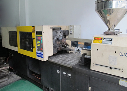 2、臥式注塑機.jpg